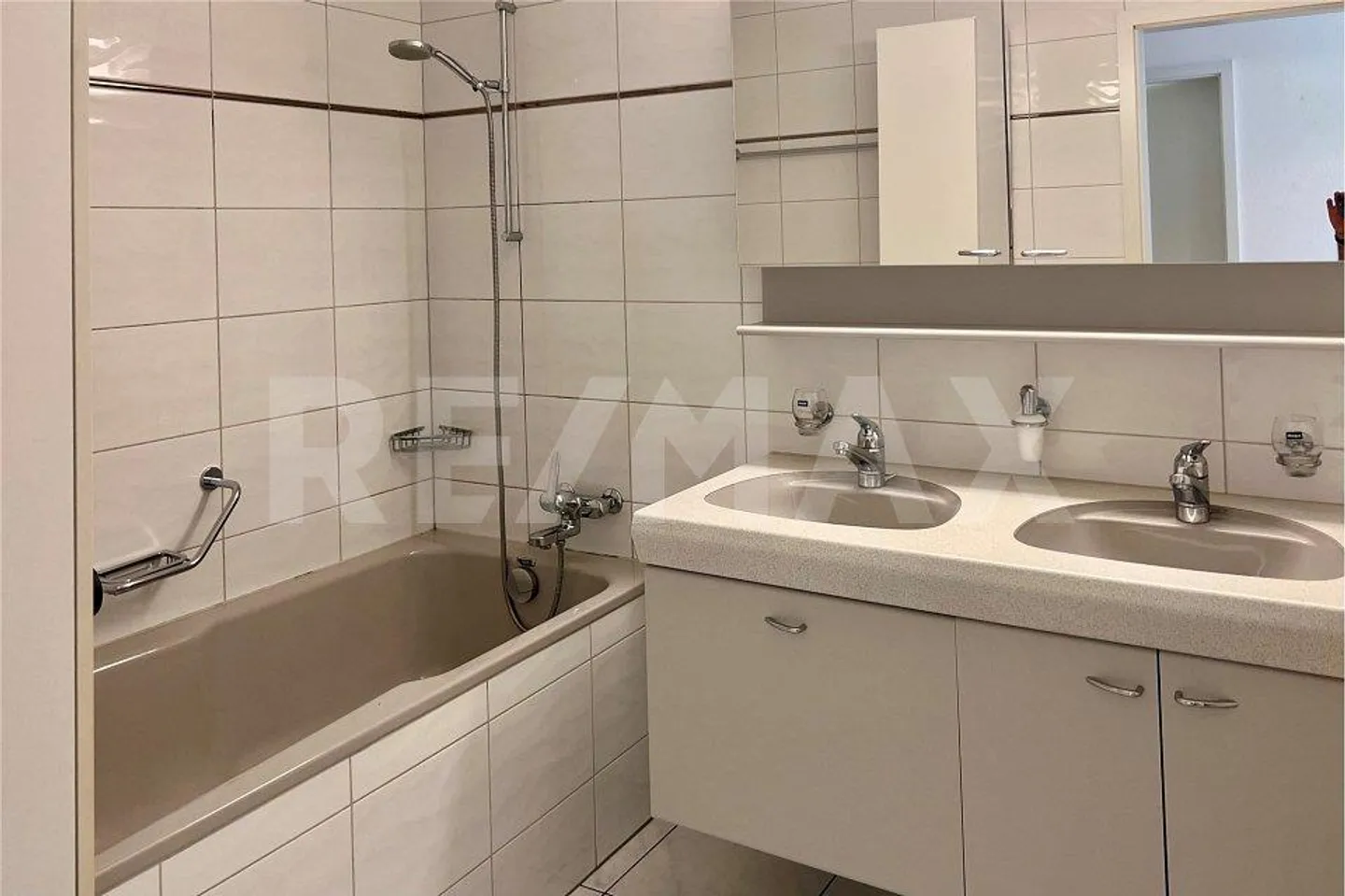 Large 5½ Room Apartment on the Outskirts of Unterseen, Flexible and Bright! - Photo 8 of 11