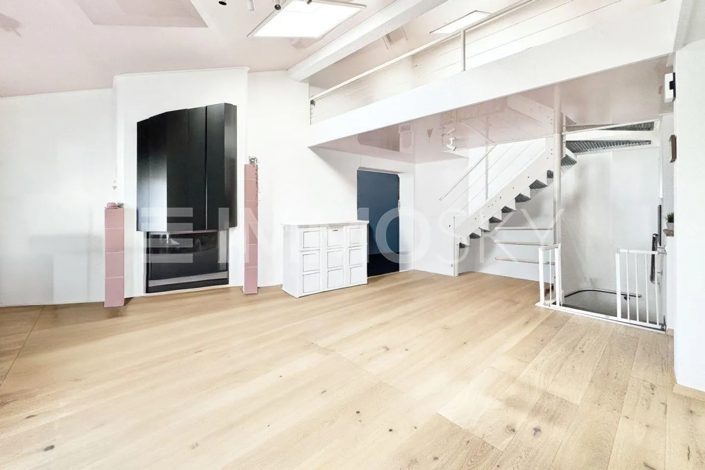 Wunderschöner Duplex mit 5,5 Zimmern im Zentrum des Dorfes - Foto 1 von 5