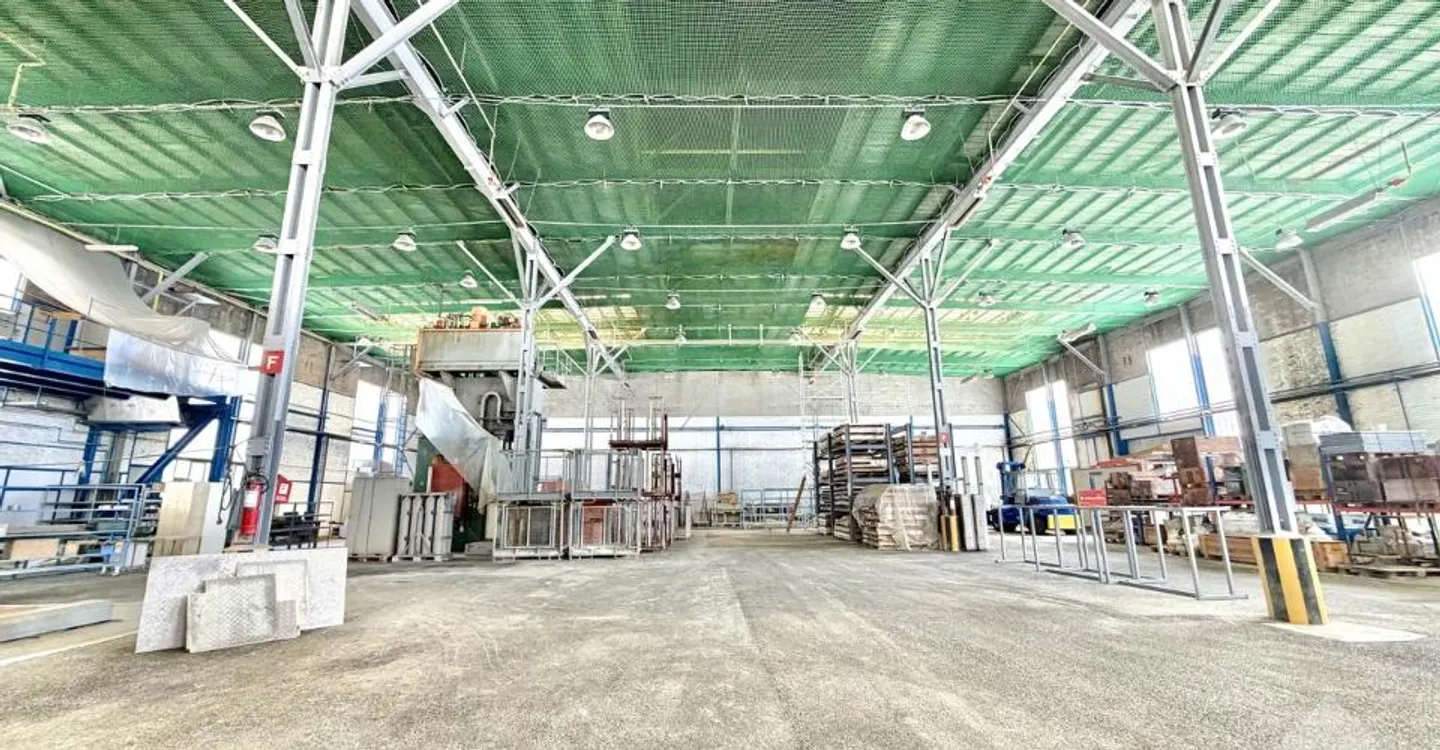 Industriehalle mit 20'500 m3 und 2'130 m2 mit gesichertem Zugang - Foto 3 von 12