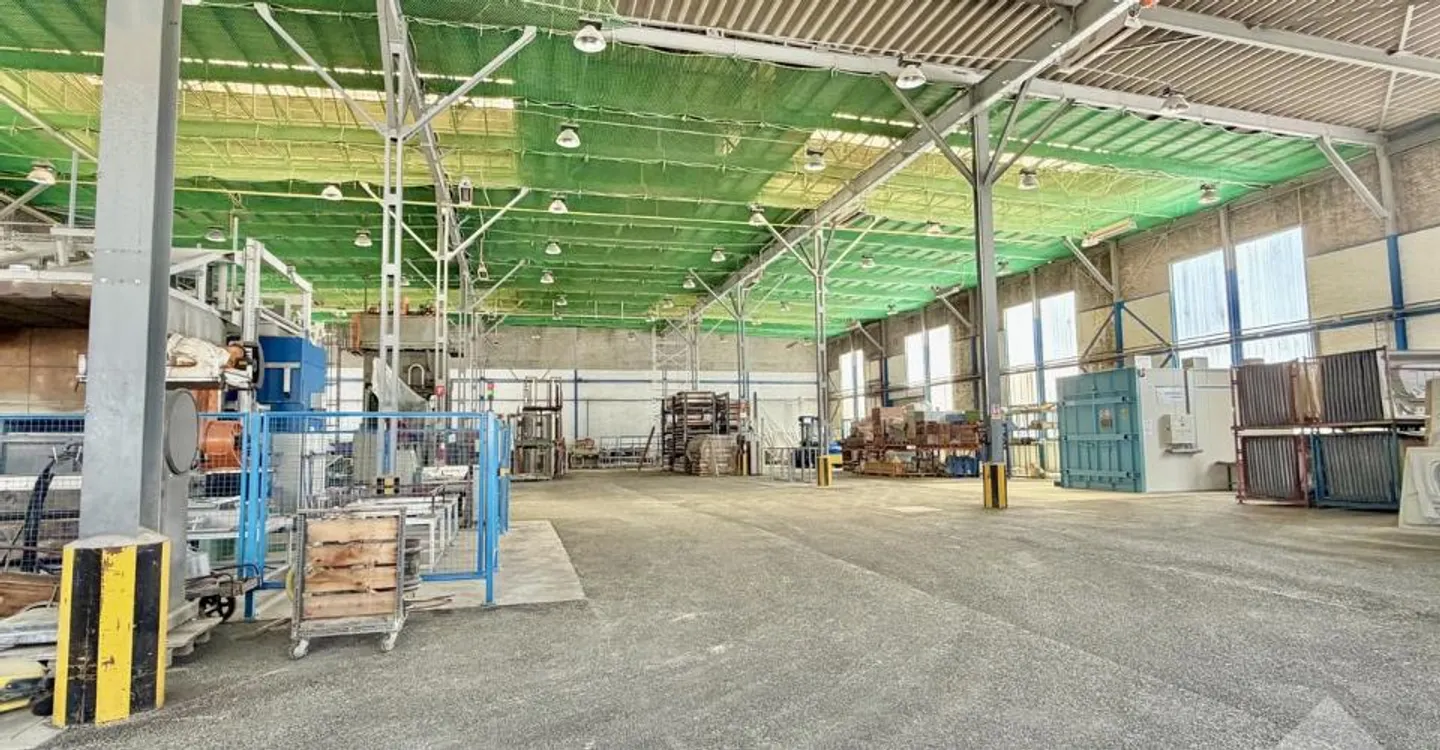 Industriehalle mit 20'500 m3 und 2'130 m2 mit gesichertem Zugang - Foto 4 von 12