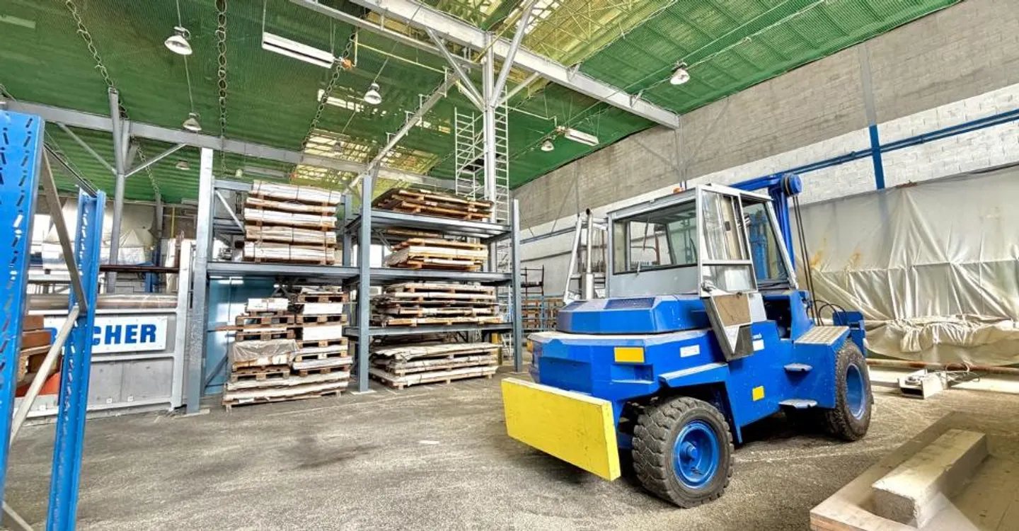 Industriehalle mit 20'500 m3 und 2'130 m2 mit gesichertem Zugang - Foto 5 von 12
