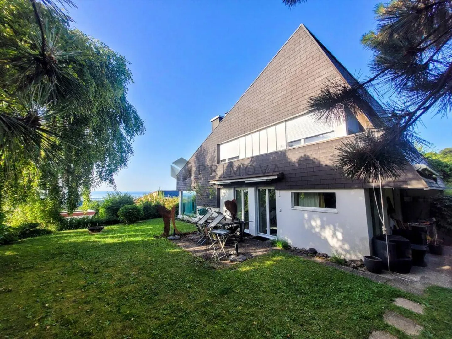 Vie élégante avec vue sur le lac et jardin privé - Photo 1 sur 9