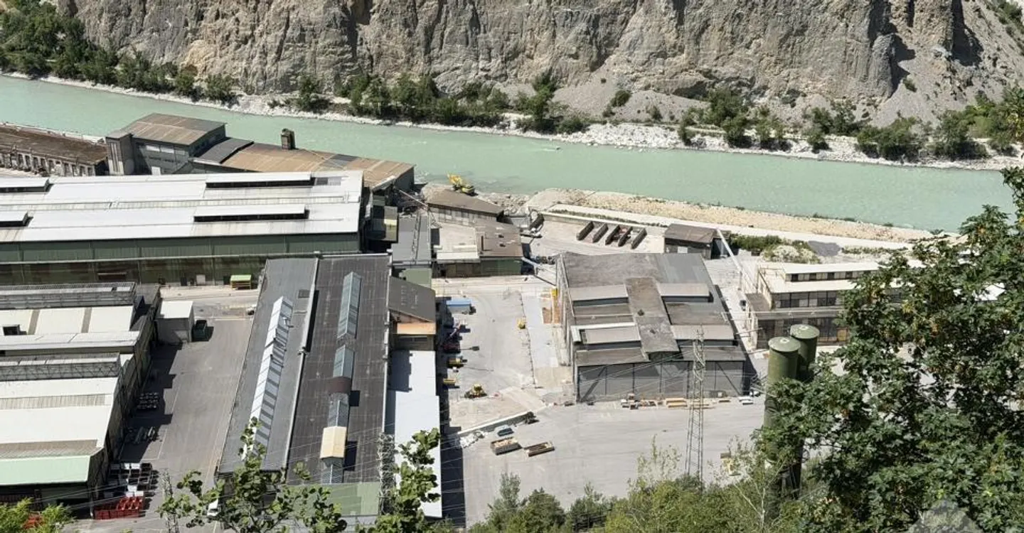 Industriehalle mit 20'500 m3 und 2'130 m2 mit gesichertem Zugang - Foto 2 von 12