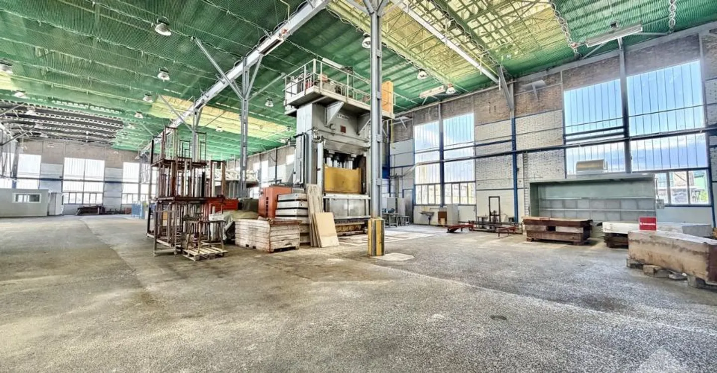 Industriehalle mit 20'500 m3 und 2'130 m2 mit gesichertem Zugang - Foto 8 von 12
