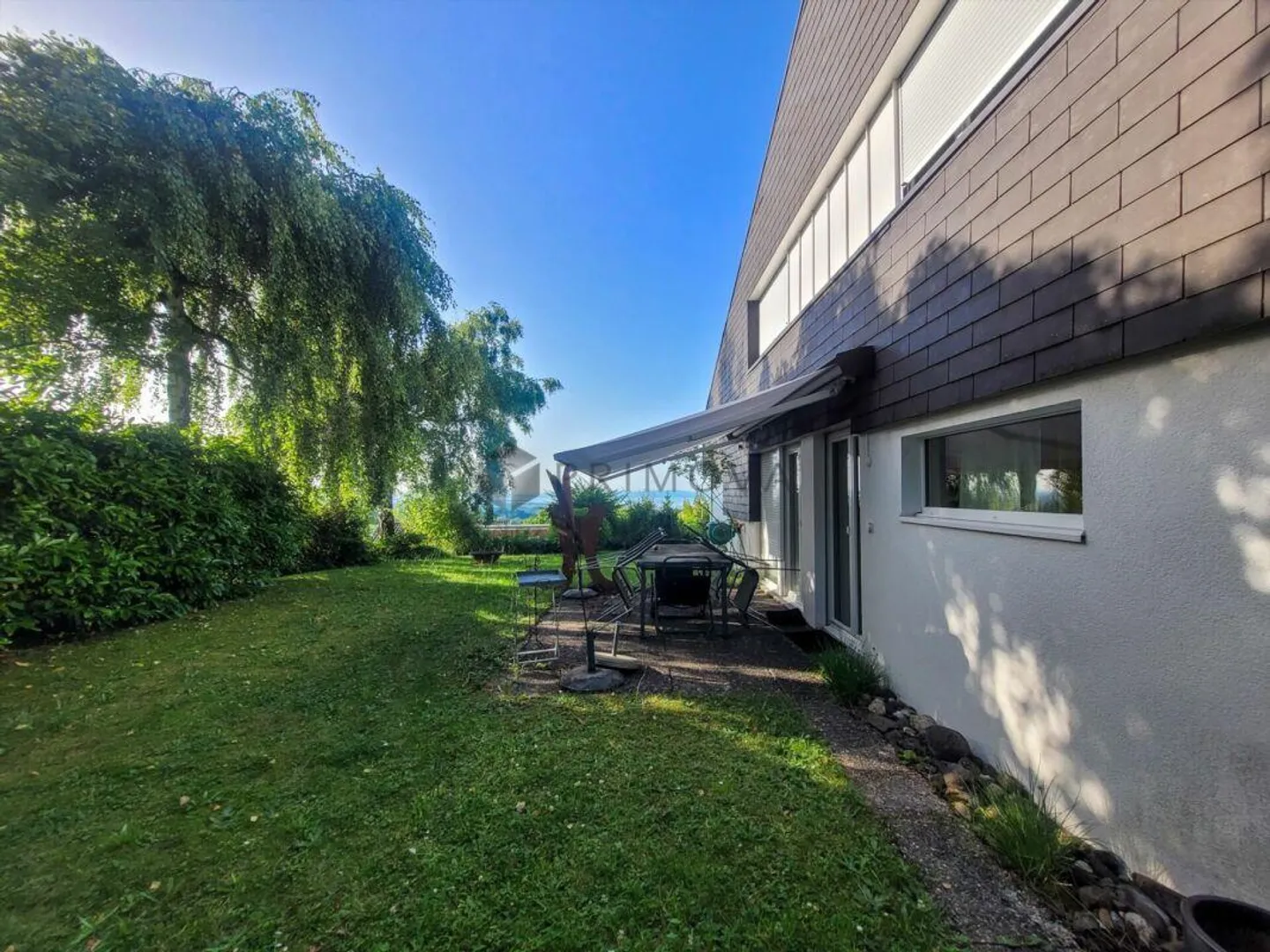 Vie élégante avec vue sur le lac et jardin privé - Photo 3 sur 9