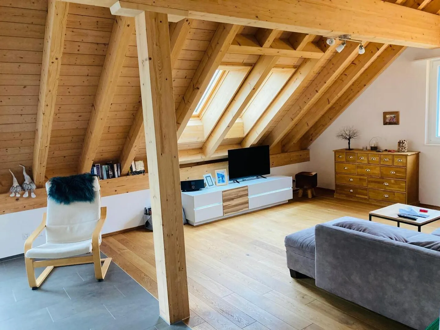 Bright and spacious 4.5 room penthouse in a central location - Photo 1 of 11