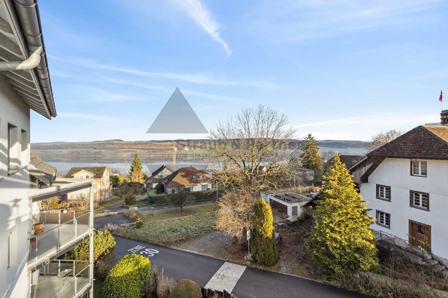 APPARTEMENT SPACIEUX, FAMILIAL ET LUMINEUX AVEC VUE SUR LE HALLWILERSEE SUPÉRIEUR - Photo 2 sur 13