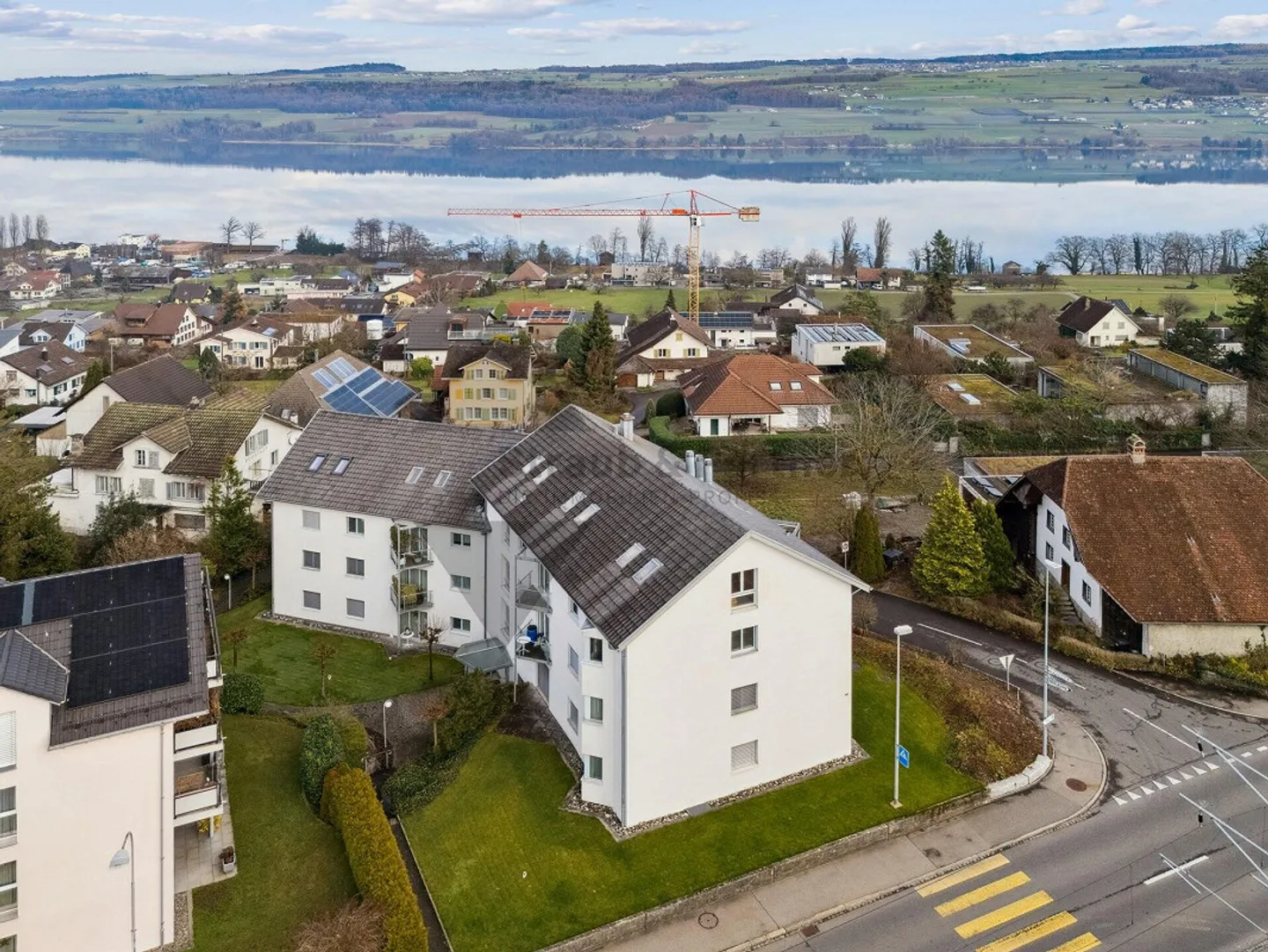 APPARTEMENT SPACIEUX, FAMILIAL ET LUMINEUX AVEC VUE SUR LE HALLWILERSEE SUPÉRIEUR - Photo 3 sur 13