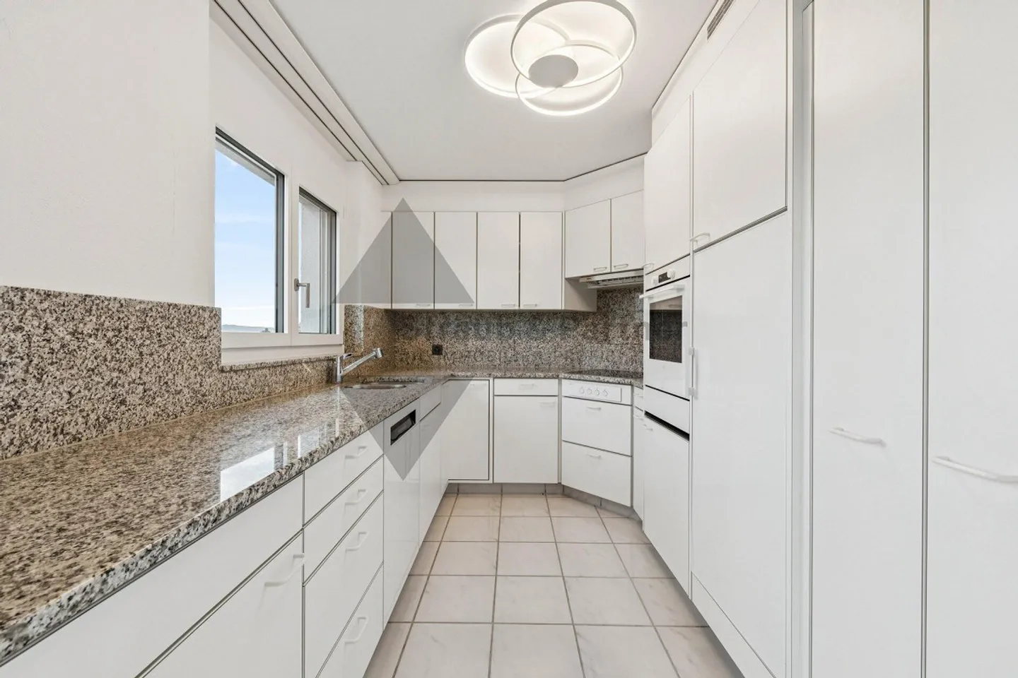 APPARTEMENT SPACIEUX, FAMILIAL ET LUMINEUX AVEC VUE SUR LE HALLWILERSEE SUPÉRIEUR - Photo 4 sur 13