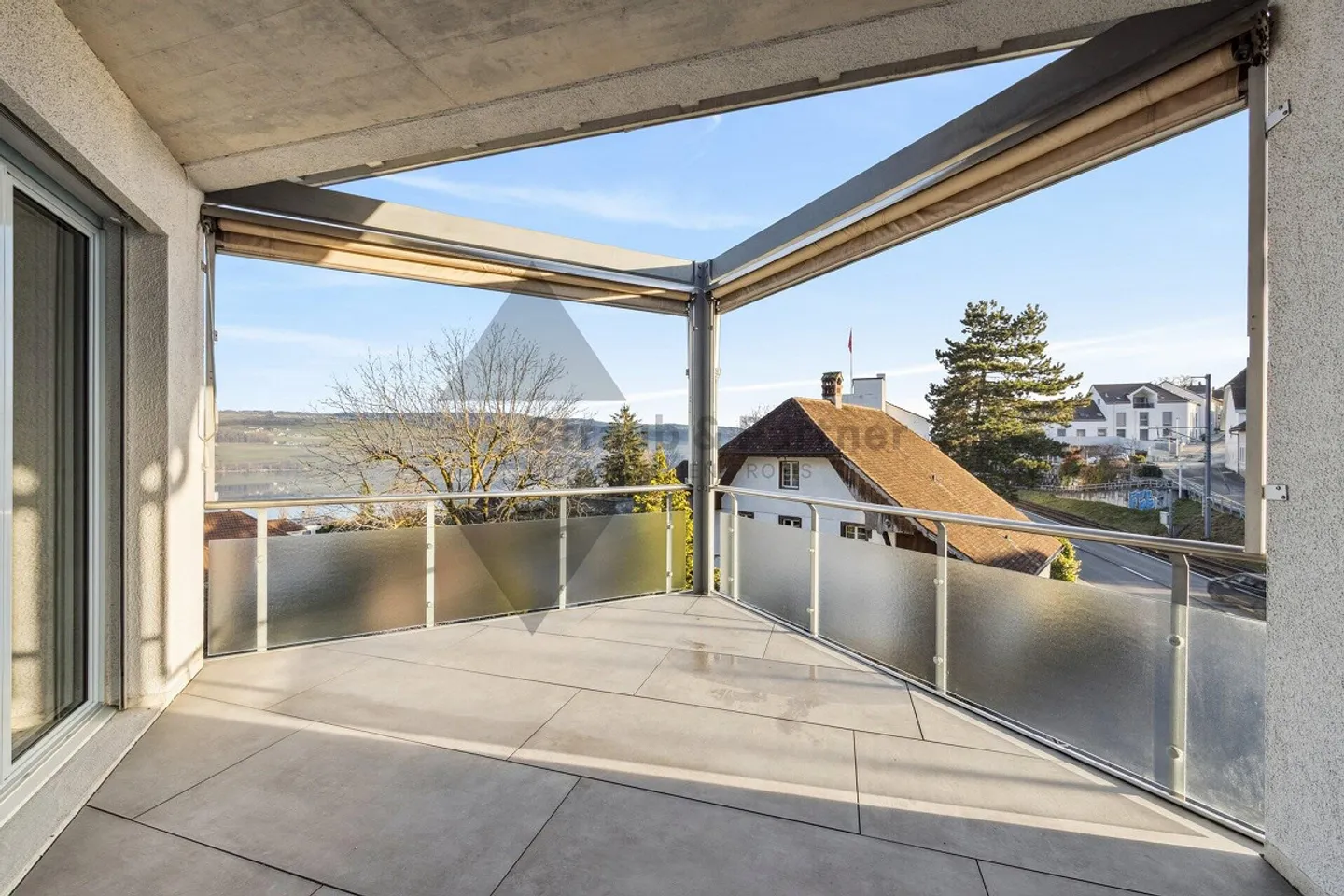 APPARTEMENT SPACIEUX, FAMILIAL ET LUMINEUX AVEC VUE SUR LE HALLWILERSEE SUPÉRIEUR - Photo 8 sur 13