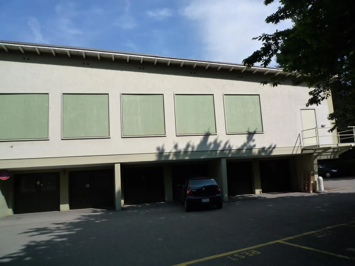 Moped parking space at In der Ey, 8047 Zurich - Photo 3 of 3