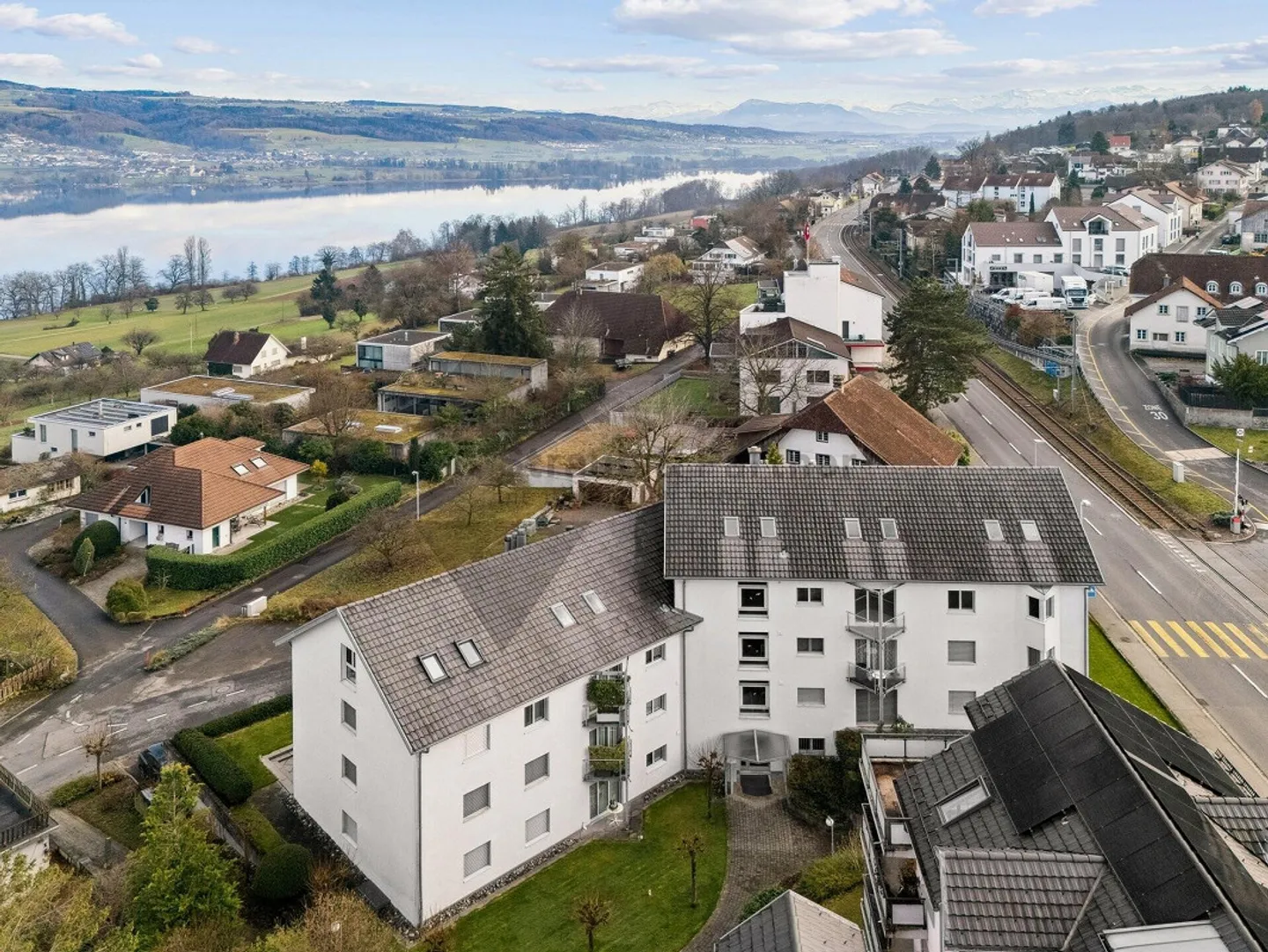 APPARTEMENT SPACIEUX, FAMILIAL ET LUMINEUX AVEC VUE SUR LE HALLWILERSEE SUPÉRIEUR - Photo 12 sur 13