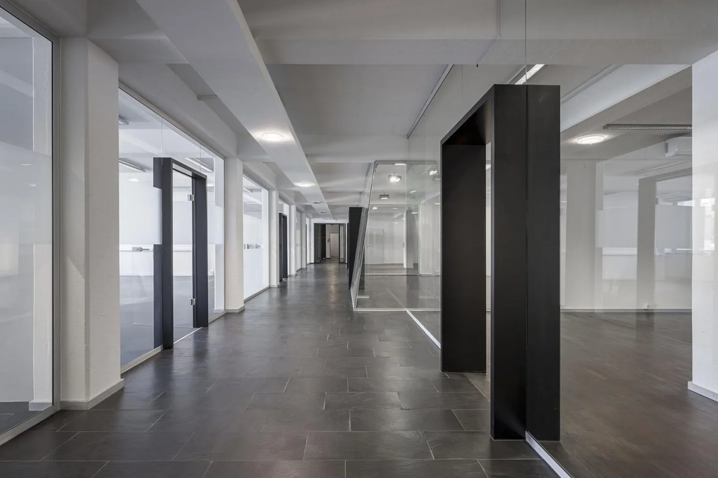 Geräumige Büro- & Ausstellungsfläche - Foto 1 von 11
