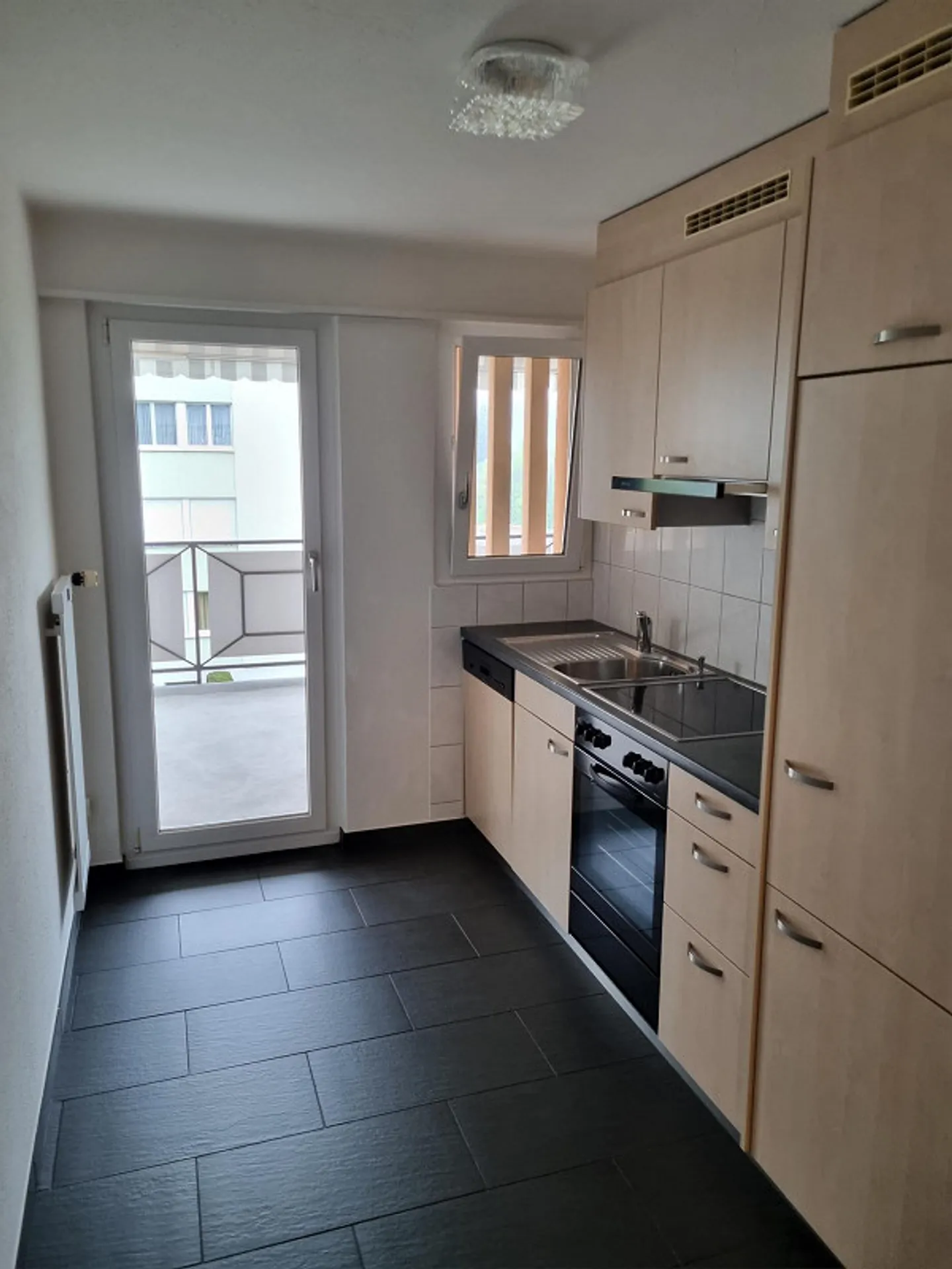 3-room apartment with spacious balcony - Photo 1 of 10