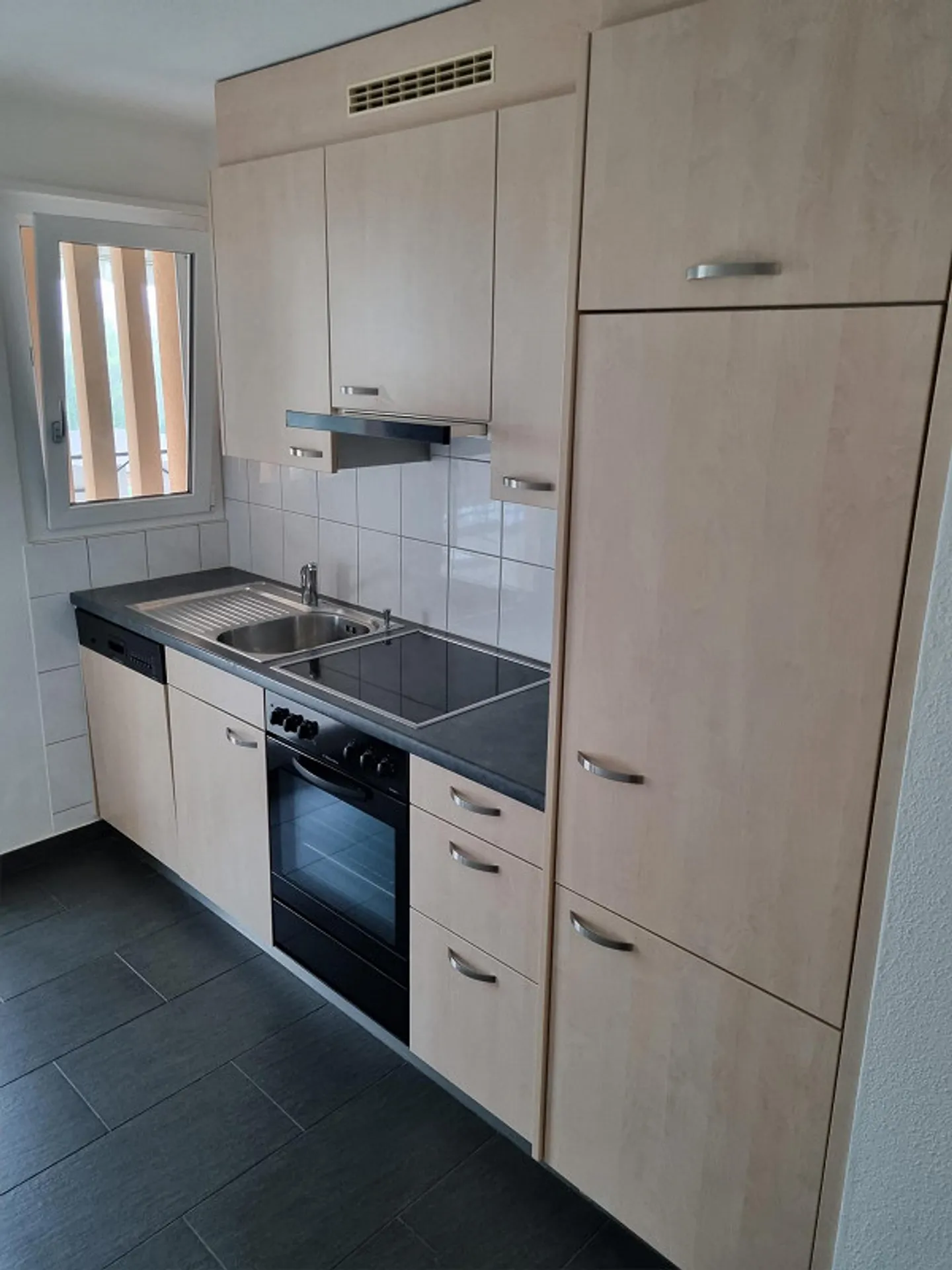 3-room apartment with spacious balcony - Photo 2 of 10