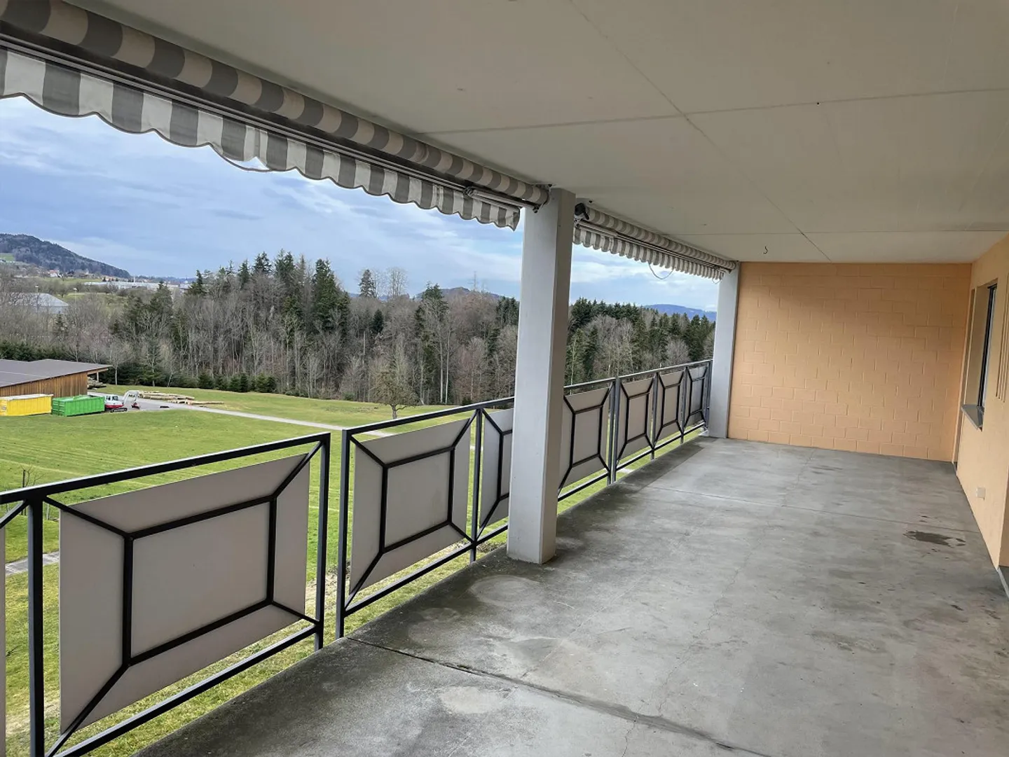 3-room apartment with spacious balcony - Photo 9 of 10