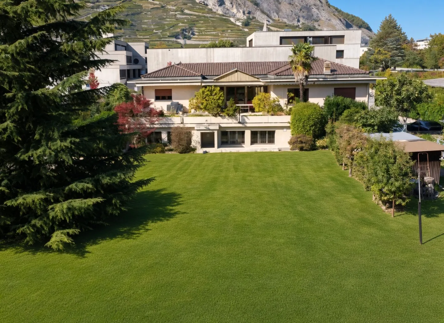 Spacious architect-designed villa on a large plot of 2,857 m2 - Photo 1 of 19