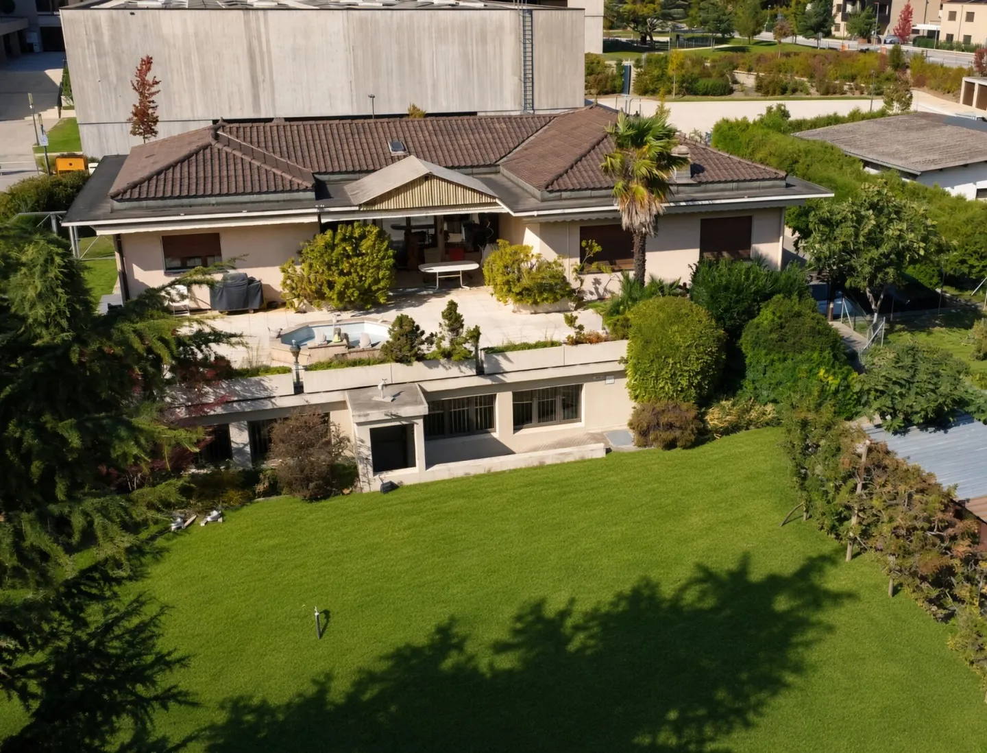 Spacious architect-designed villa on a large plot of 2,857 m2 - Photo 3 of 19