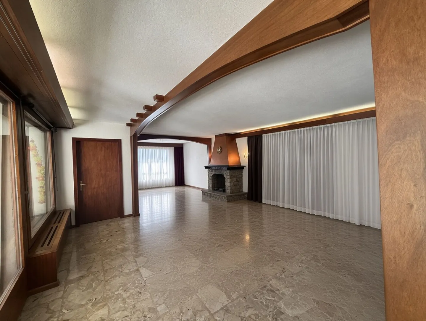 Spacious architect-designed villa on a large plot of 2,857 m2 - Photo 4 of 19