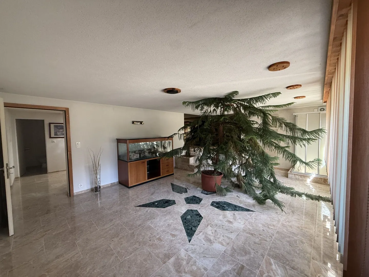 Spacious architect-designed villa on a large plot of 2,857 m2 - Photo 13 of 19