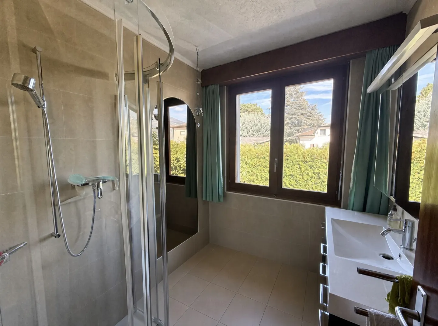 Spacious architect-designed villa on a large plot of 2,857 m2 - Photo 12 of 19