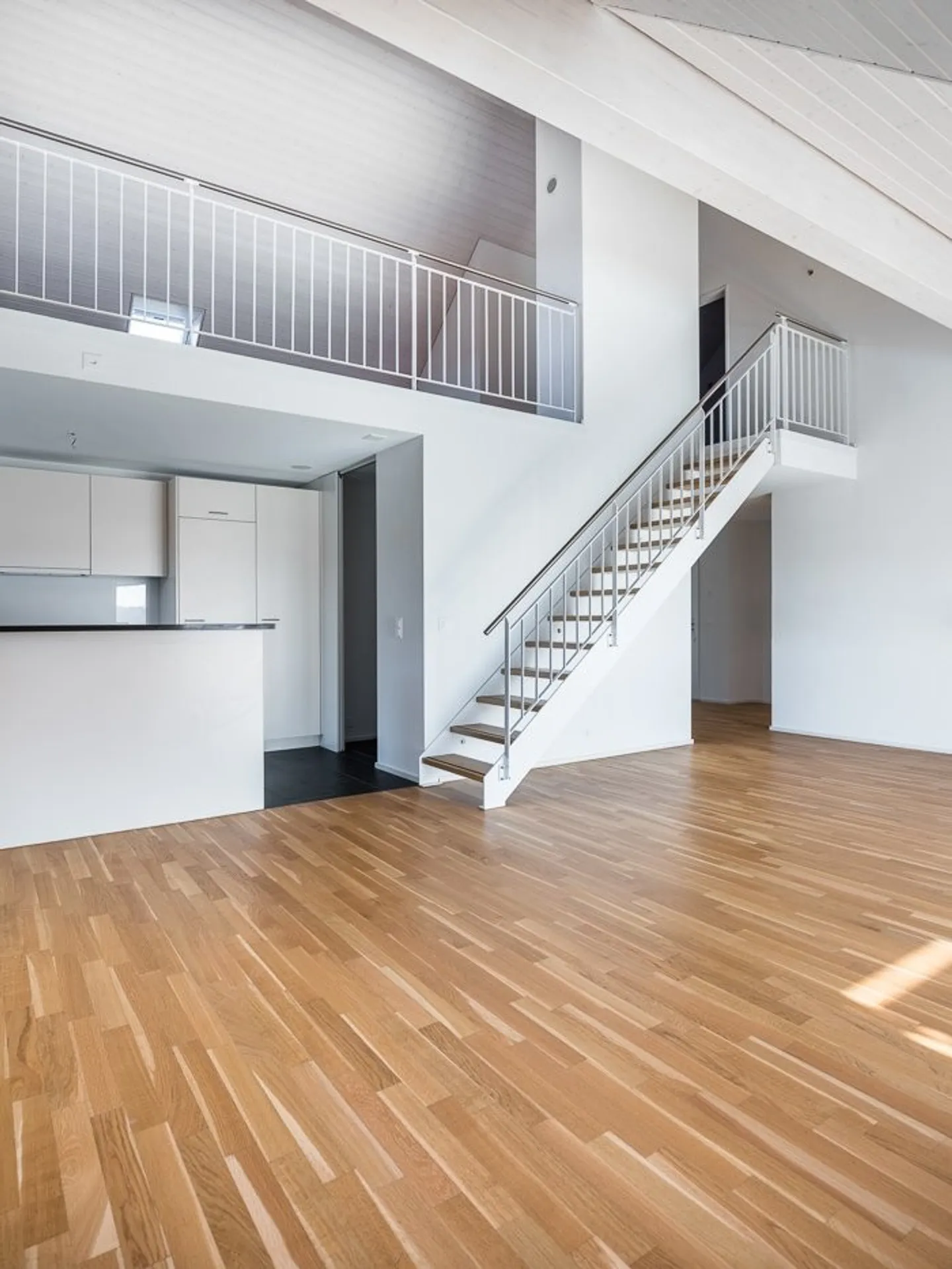 Moderno appartamento mansardato di 4,5 locali con balcone e torre di lavaggio - Foto 5 di 12