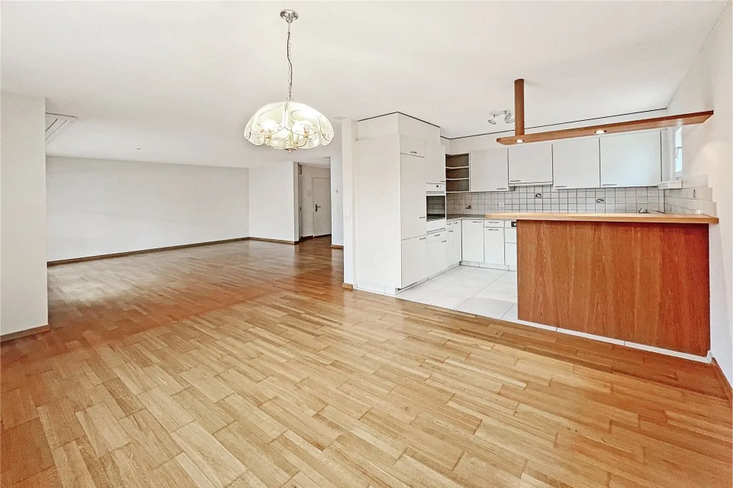 Charming 3 ½ room apartment with balcony in a central yet quiet location - Photo 1 of 13