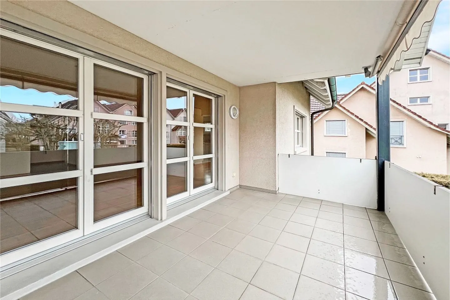 Charming 3 ½ room apartment with balcony in a central yet quiet location - Photo 4 of 13