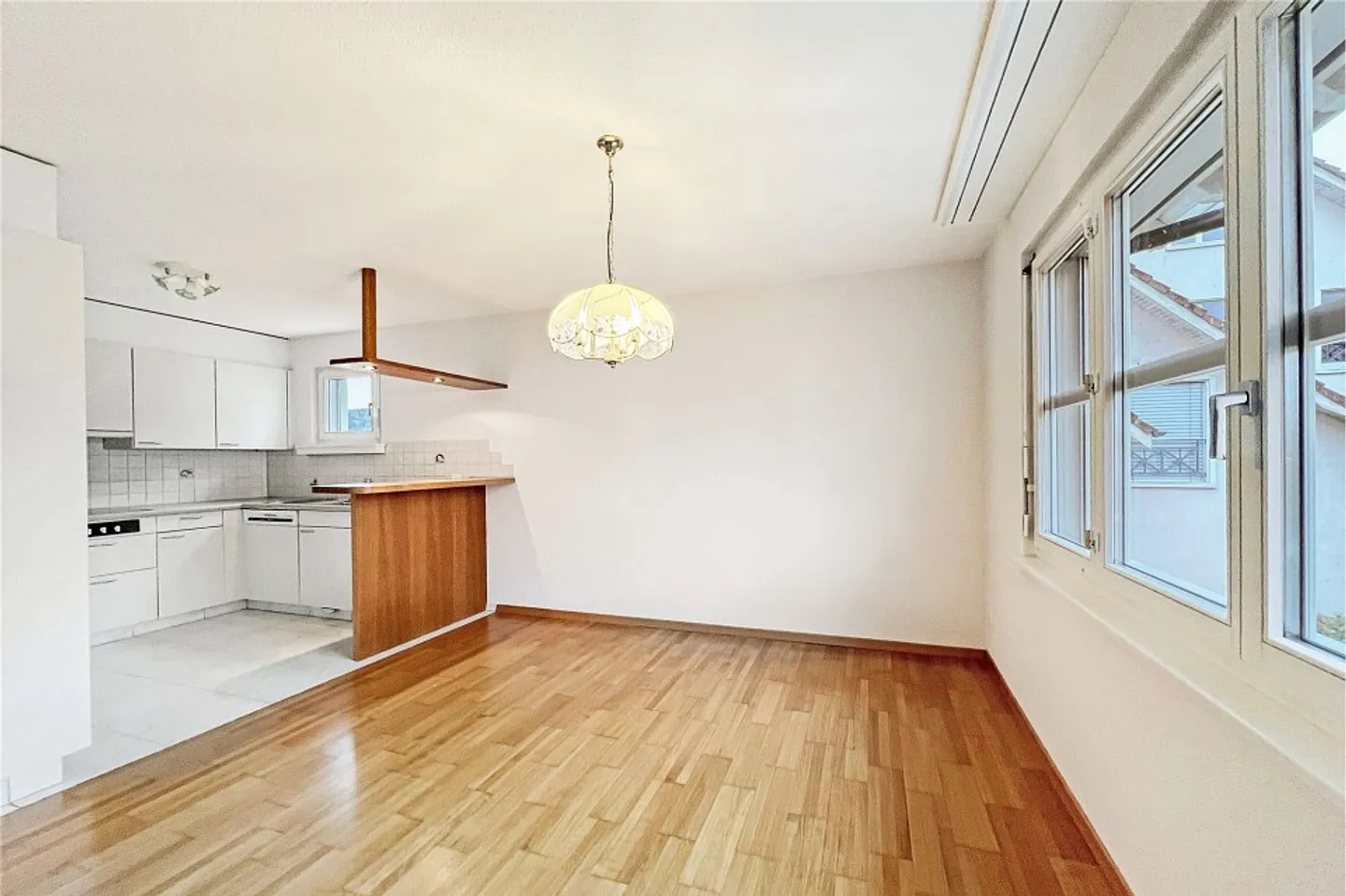 Charming 3 ½ room apartment with balcony in a central yet quiet location - Photo 6 of 13