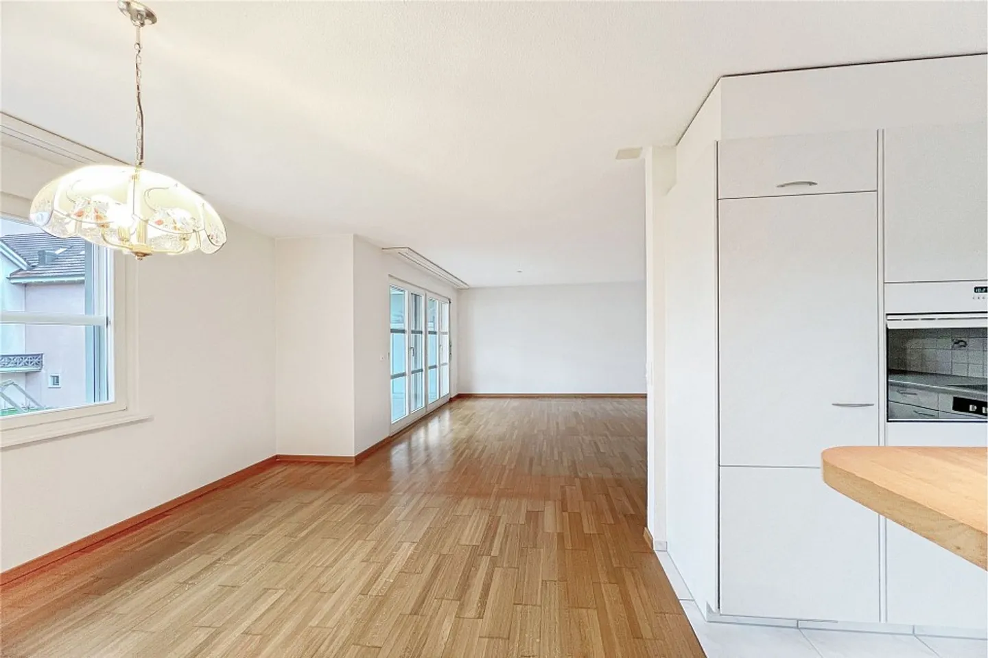 Charming 3 ½ room apartment with balcony in a central yet quiet location - Photo 7 of 13