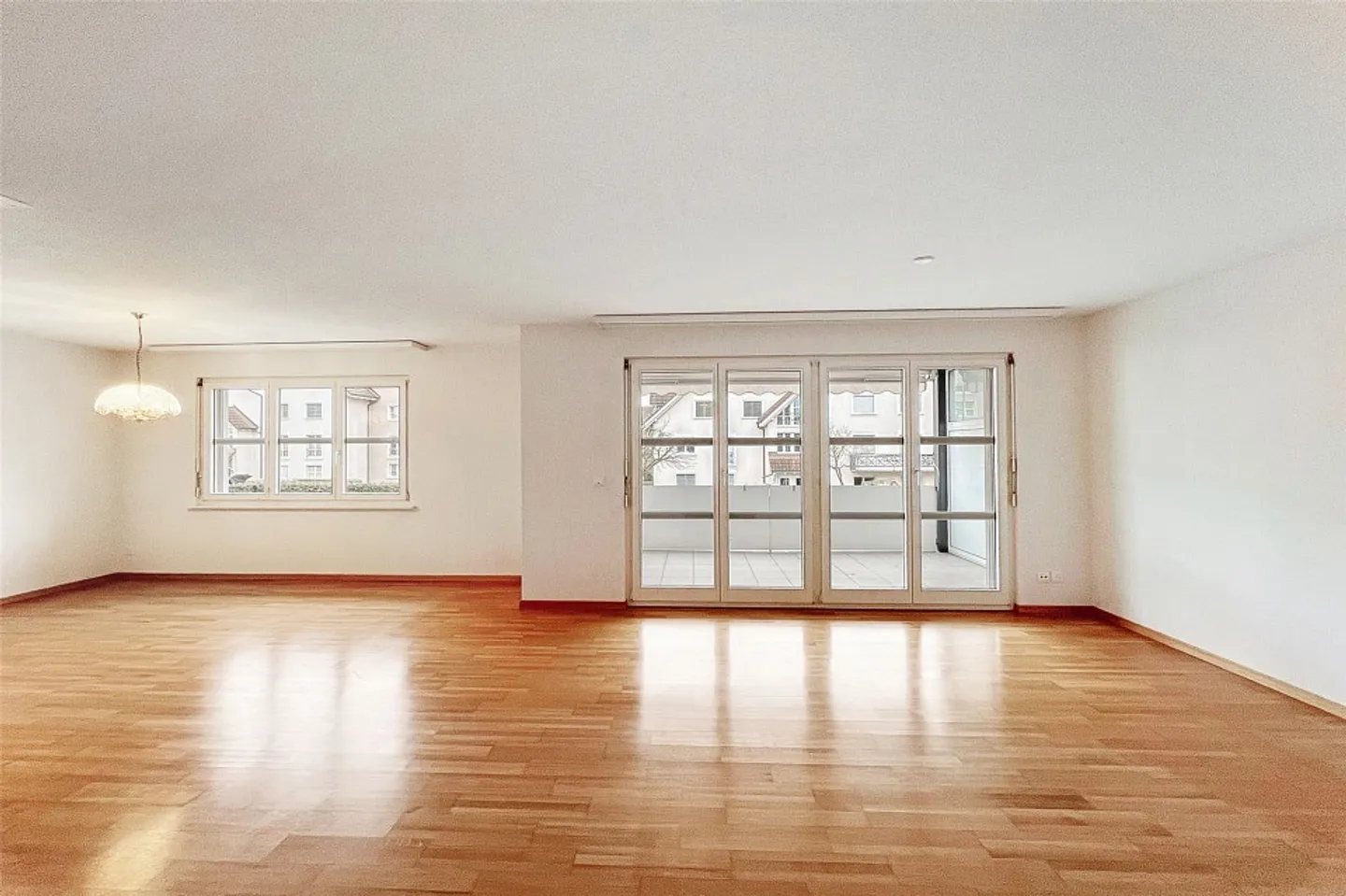 Charming 3 ½ room apartment with balcony in a central yet quiet location - Photo 3 of 13