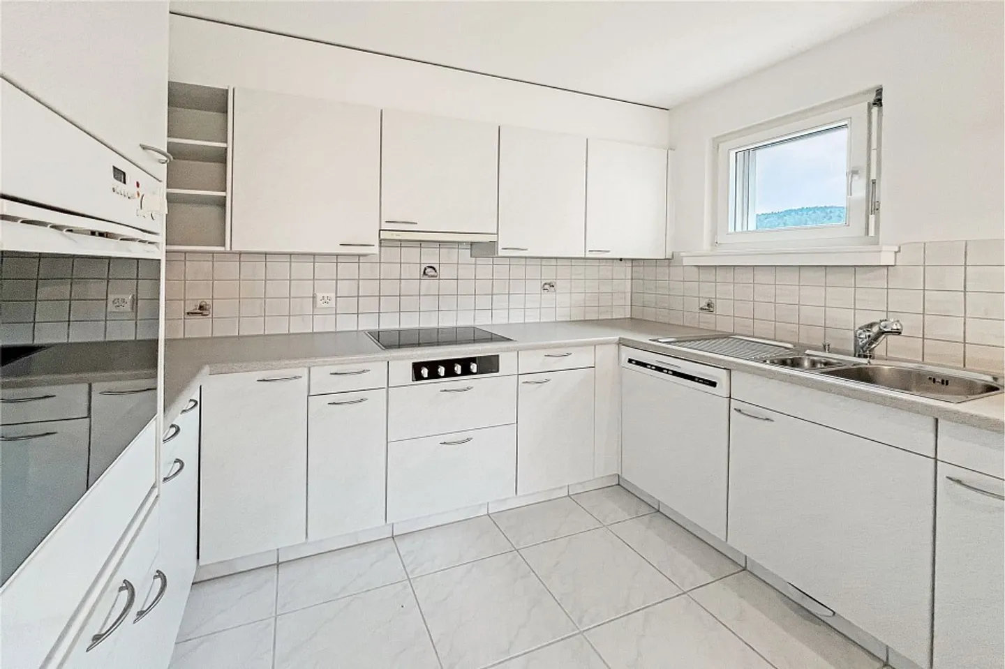 Charming 3 ½ room apartment with balcony in a central yet quiet location - Photo 9 of 13