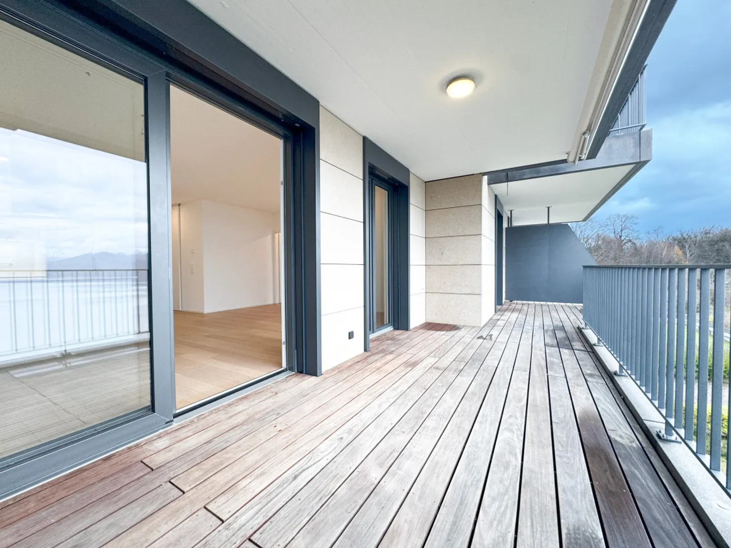 AUSGEZEICHNETE WOHNUNG 4.5 ZIMMER MIT UNVERBAUBAREM BLICK AUF DEN GENFERSEE - Foto 2 von 10