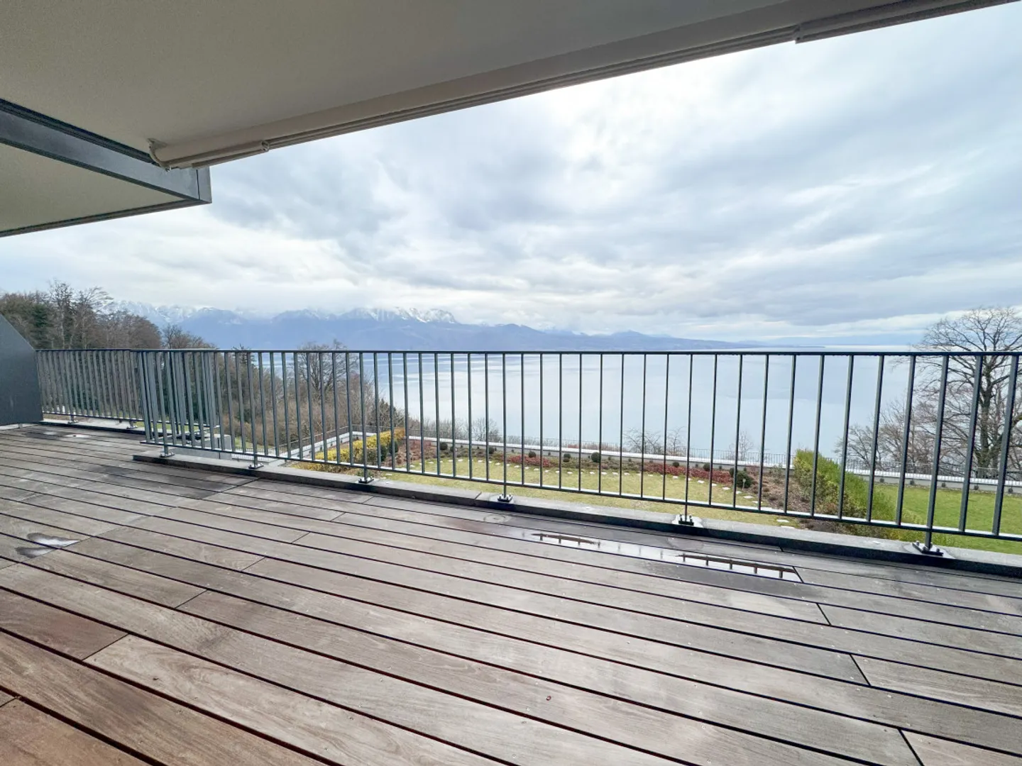 AUSGEZEICHNETE WOHNUNG 4.5 ZIMMER MIT UNVERBAUBAREM BLICK AUF DEN GENFERSEE - Foto 3 von 10