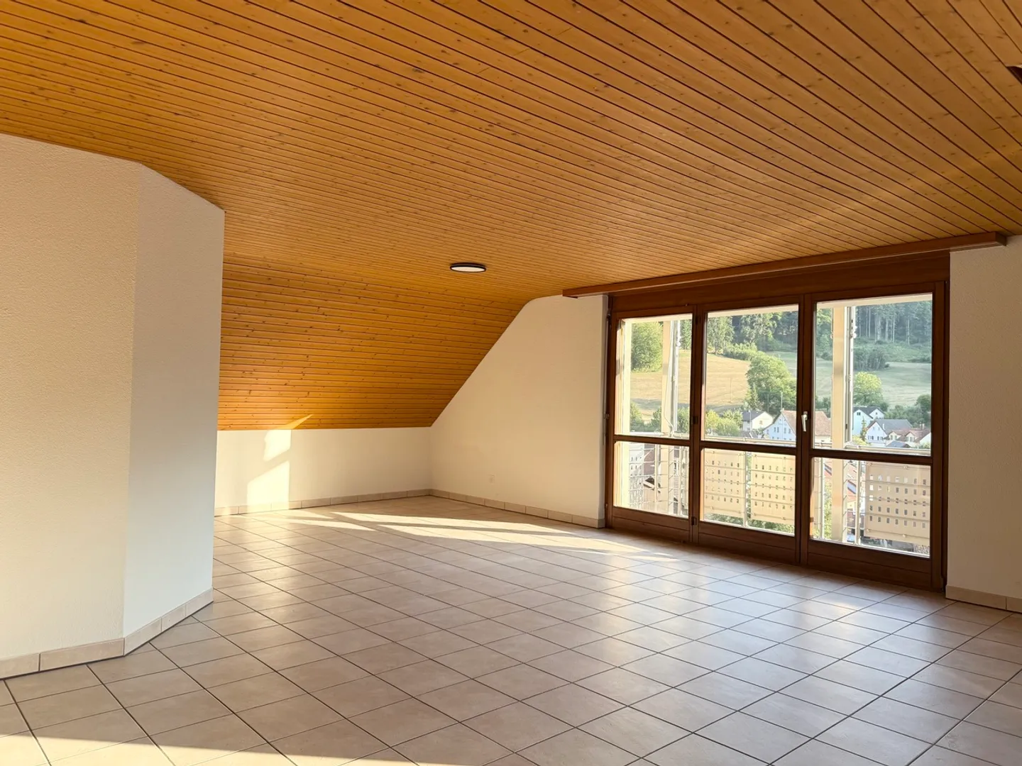 Idyllische Dachwohnung mit Balkonen - Foto 1 von 13