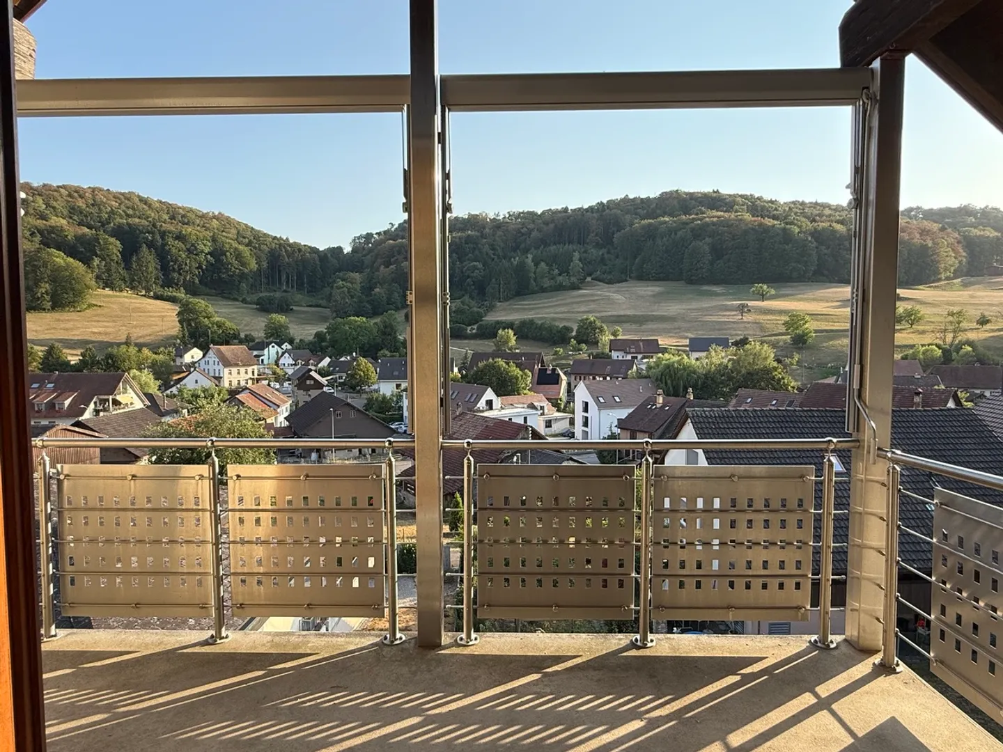 Idyllische Dachwohnung mit Balkonen - Foto 2 von 13