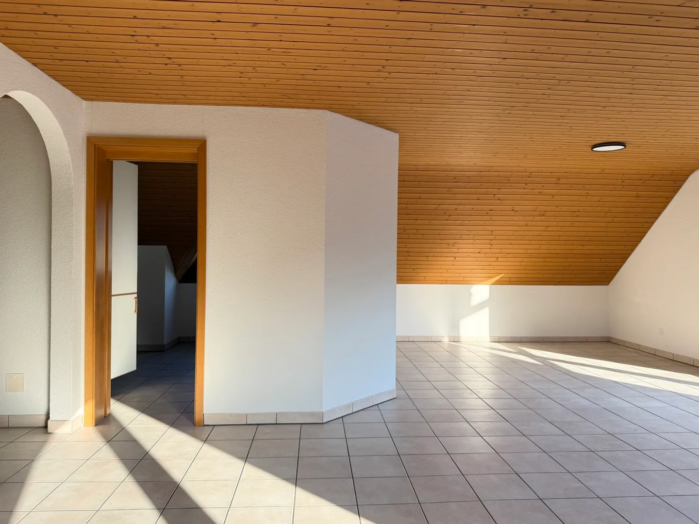 Idyllische Dachwohnung mit Balkonen - Foto 3 von 13