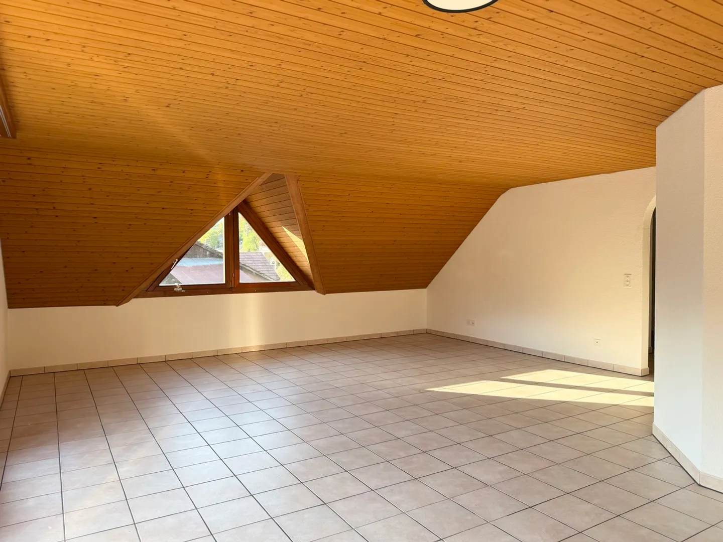 Idyllische Dachwohnung mit Balkonen - Foto 4 von 13