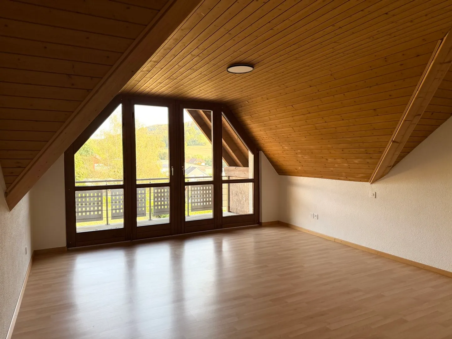 Idyllische Dachwohnung mit Balkonen - Foto 7 von 13