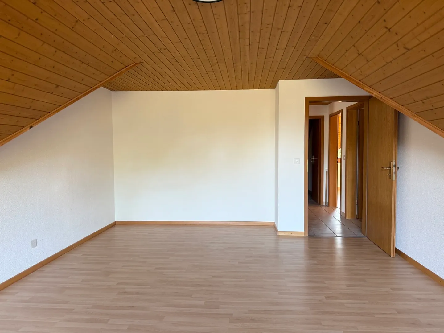 Idyllische Dachwohnung mit Balkonen - Foto 9 von 13