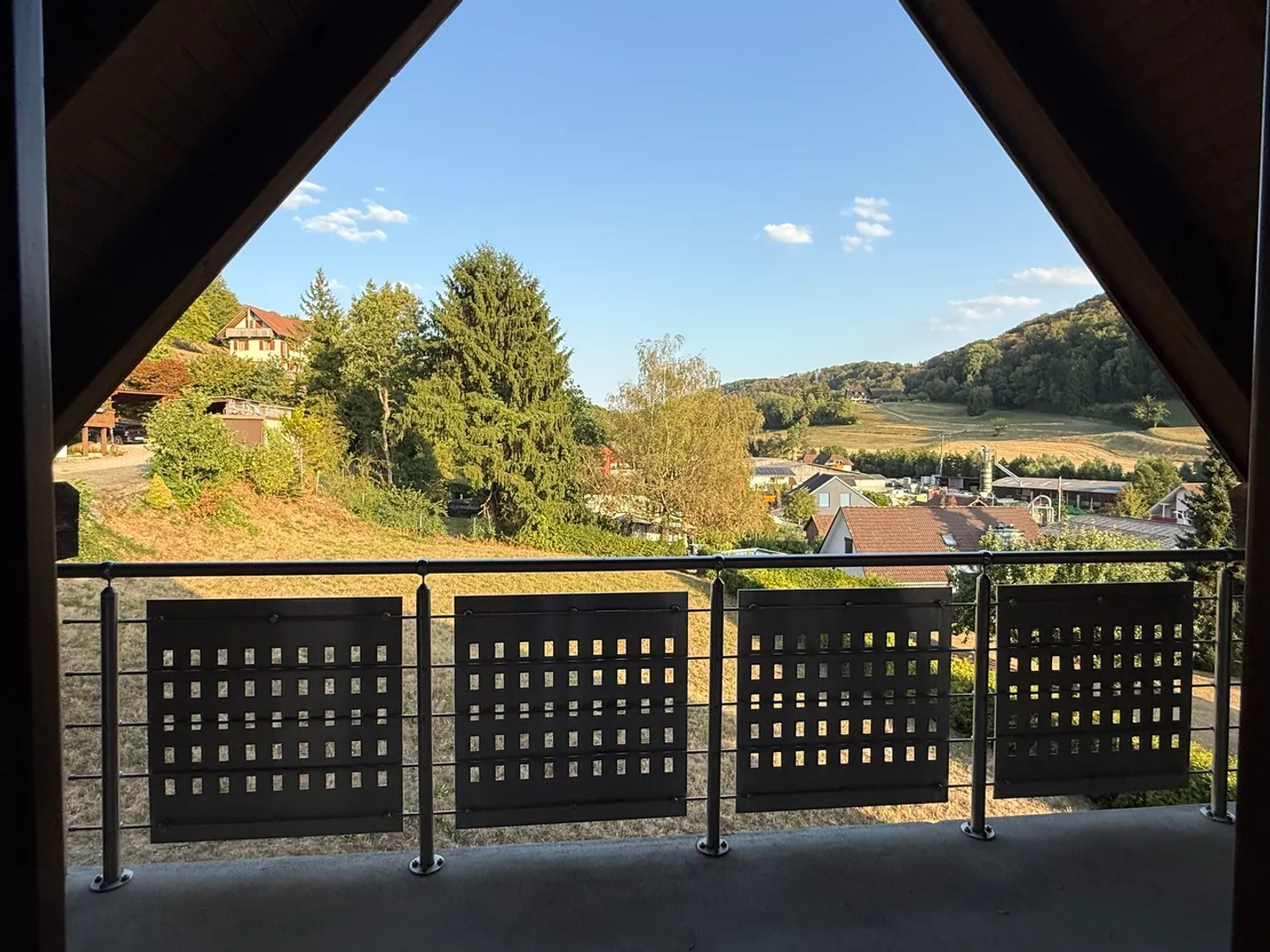 Idyllische Dachwohnung mit Balkonen - Foto 8 von 13