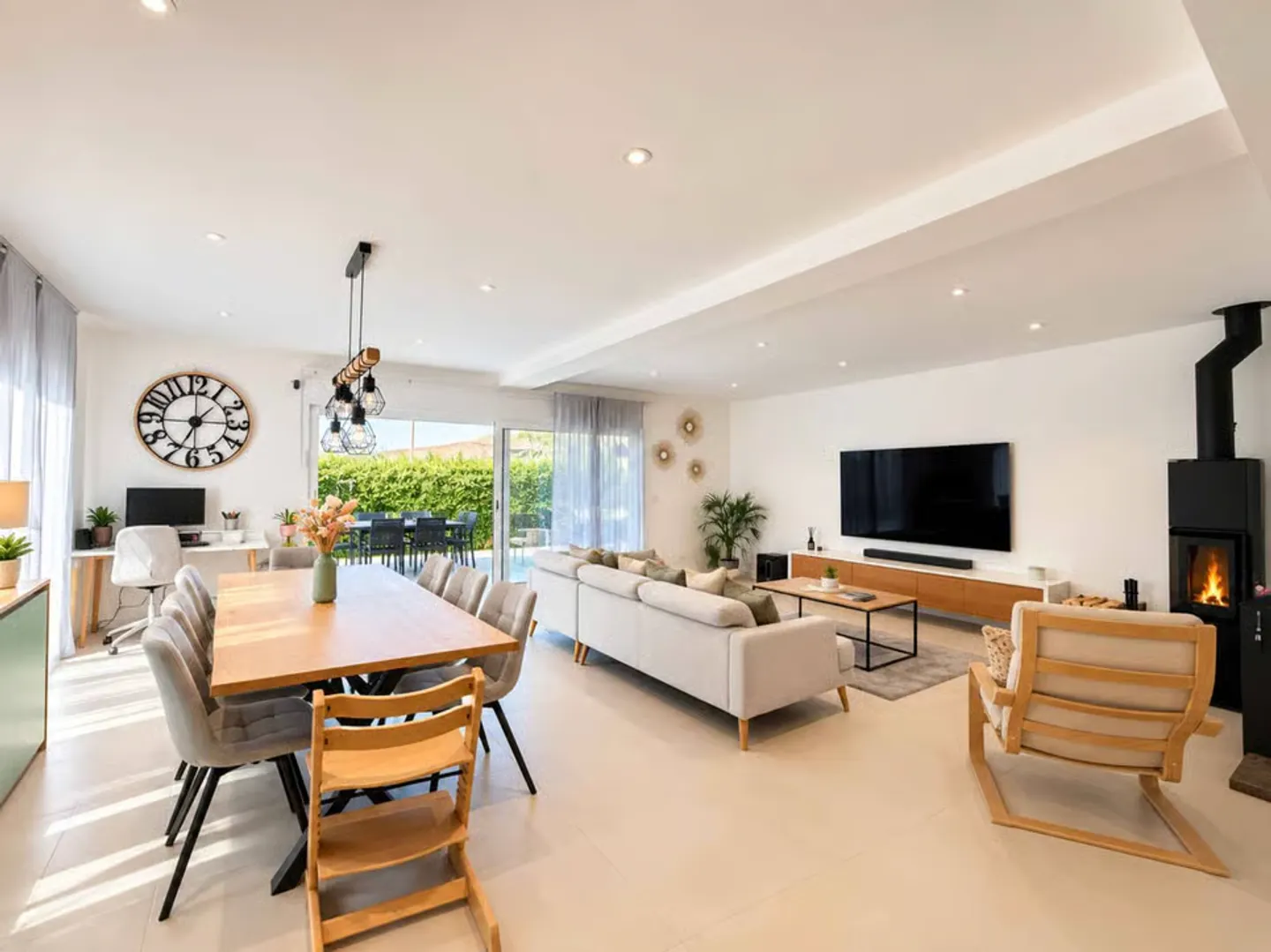 Cuarny Family Villa from 2019, garden, pergola and basement cinema - Photo 6 of 13