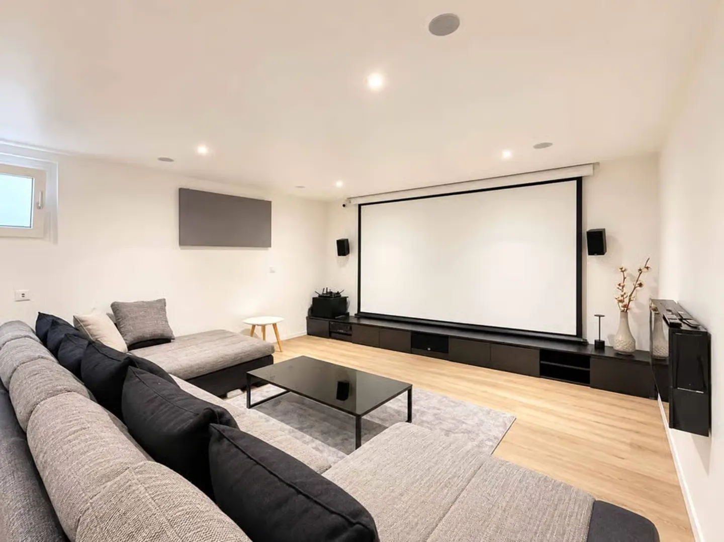 Cuarny Family Villa from 2019, garden, pergola and basement cinema - Photo 13 of 13
