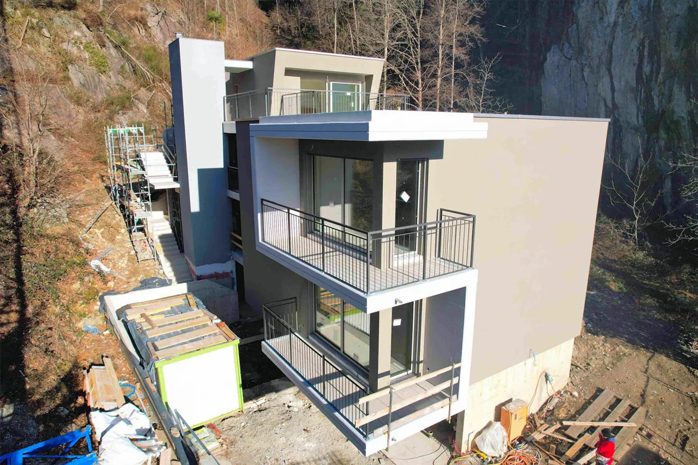 Neues Studio-Apartment in einem kleinen Gebäude, umgeben von Grün - Foto 2 von 11