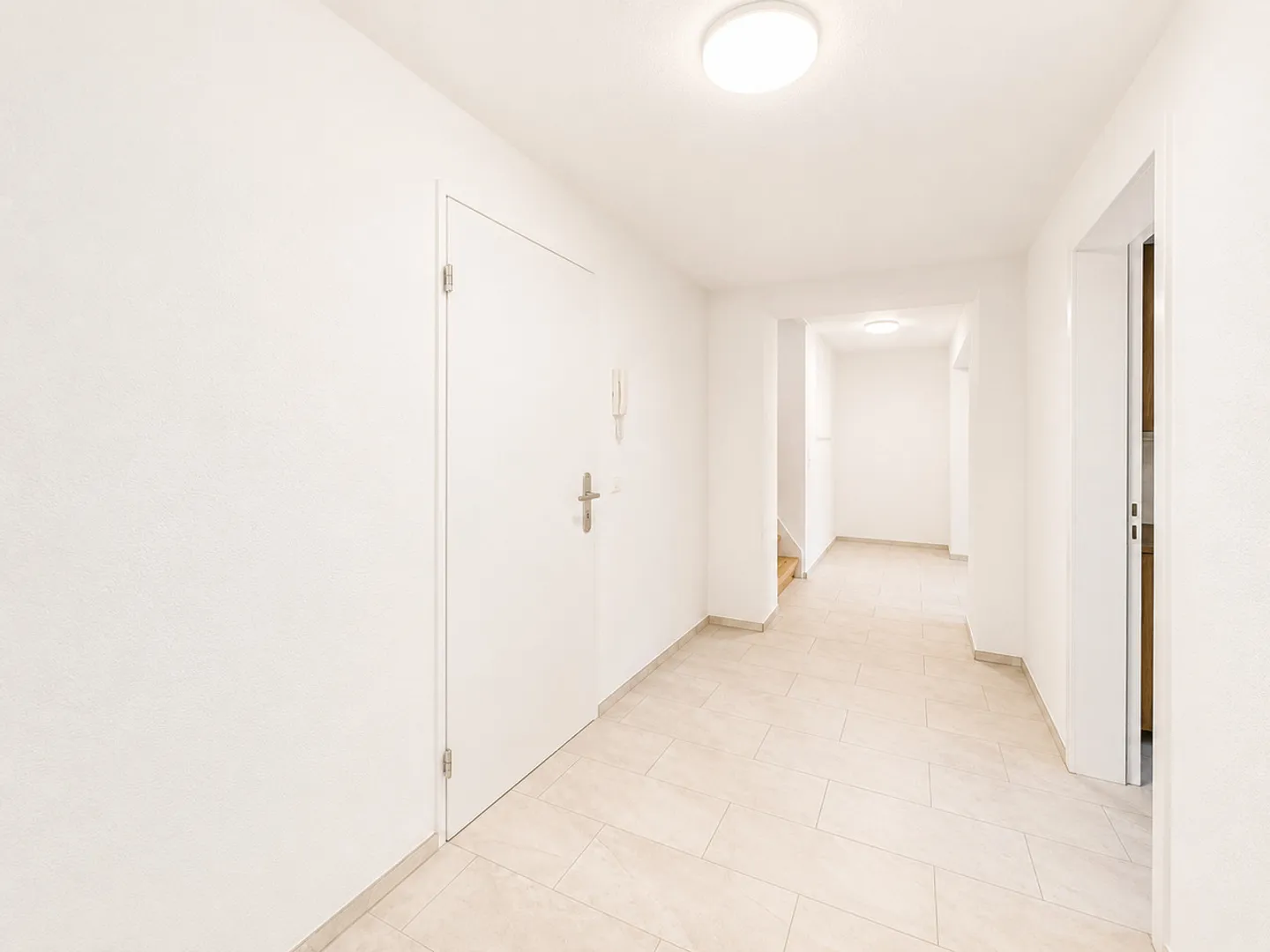 Appartement de 4.5 pièces rénové - Photo 3 sur 13