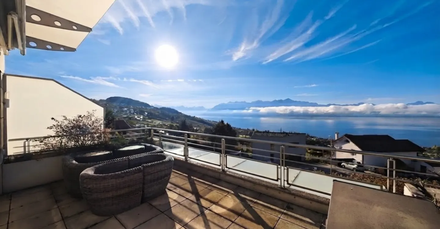 180-degree panoramic view of Lake Geneva - Spacious 4.5 rooms - Photo 1 of 9