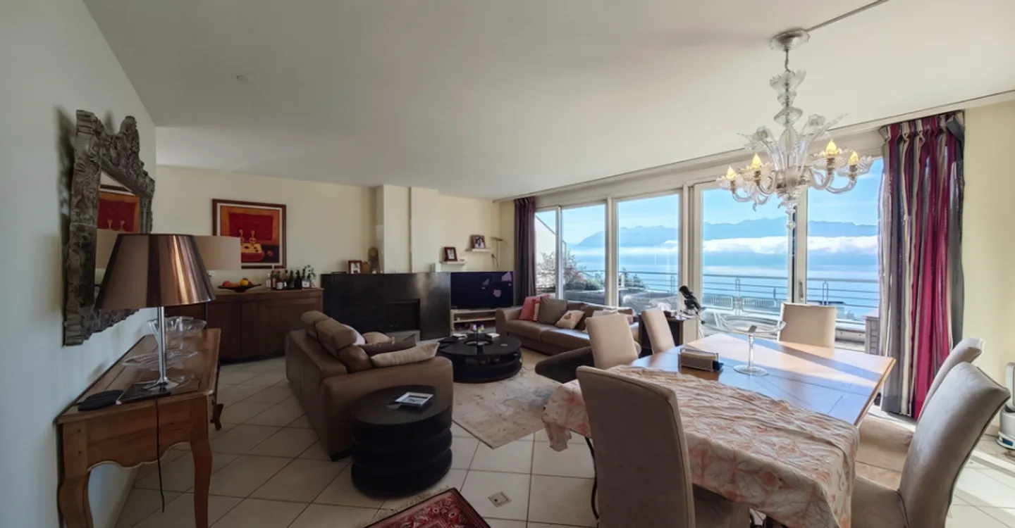 180-degree panoramic view of Lake Geneva - Spacious 4.5 rooms - Photo 2 of 9