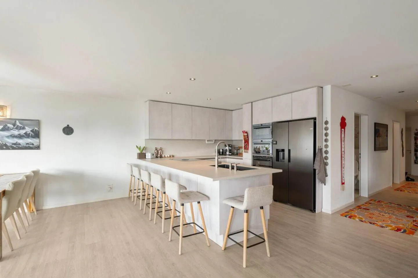 Luminoso appartamento di 3,5 locali con molto spazio in una zona residenziale vicina alla città - Foto 2 di 7