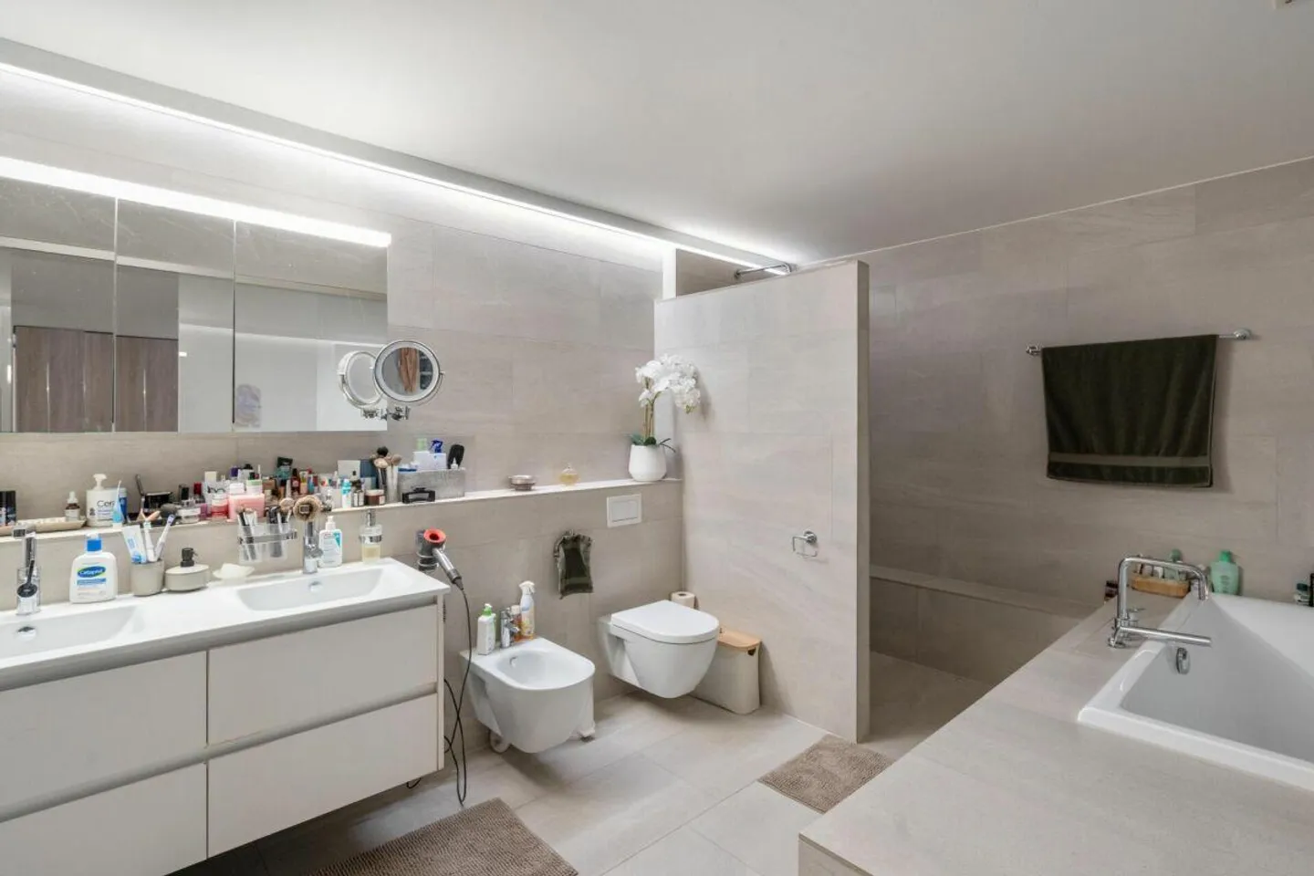 Luminoso appartamento di 3,5 locali con molto spazio in una zona residenziale vicina alla città - Foto 4 di 7