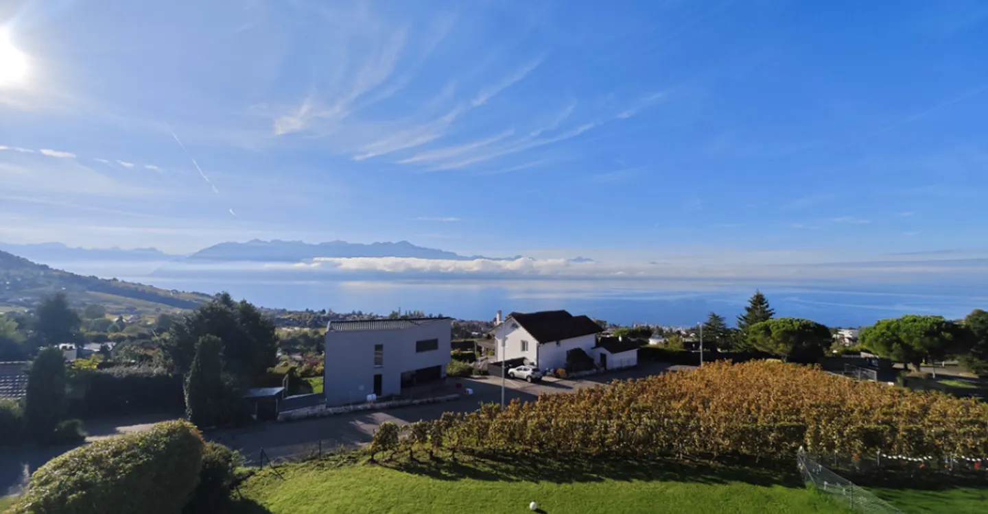 180-degree panoramic view of Lake Geneva - Spacious 4.5 rooms - Photo 9 of 9